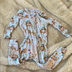 POSH PEANUT 🥜 One Piece fairy tale Pajama Castle print 6-9 months